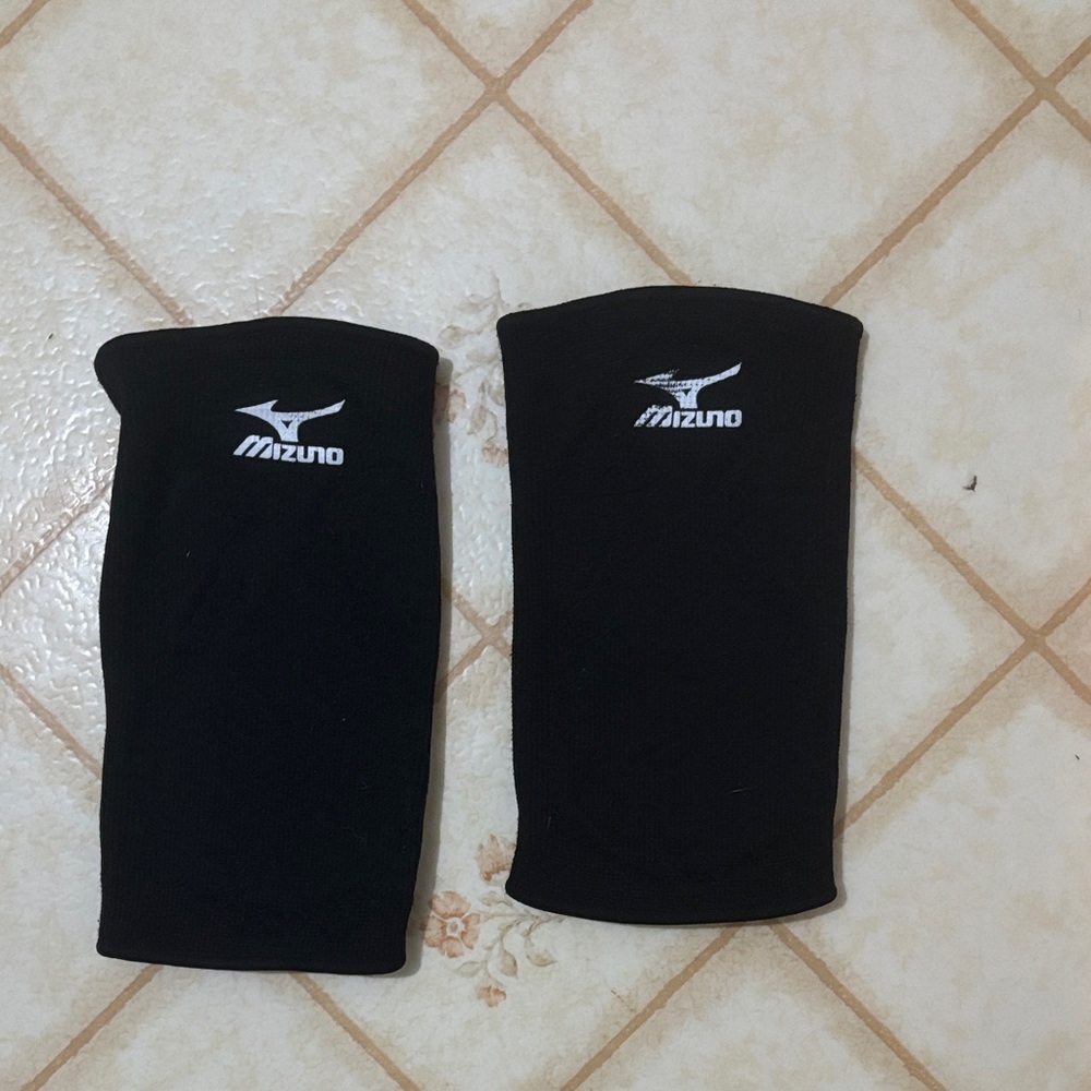 Mizuno Black Sports Knee Pads